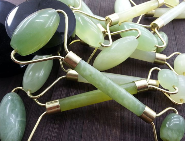 Rouleau de massage facial en jade – vue 1