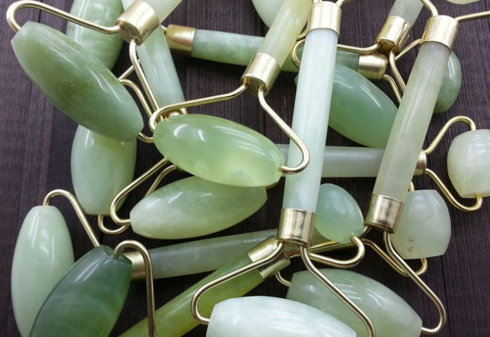 Rouleau de massage facial en jade – vue 3