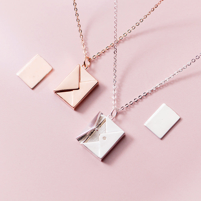 Collier pendentif enveloppe en acier titane