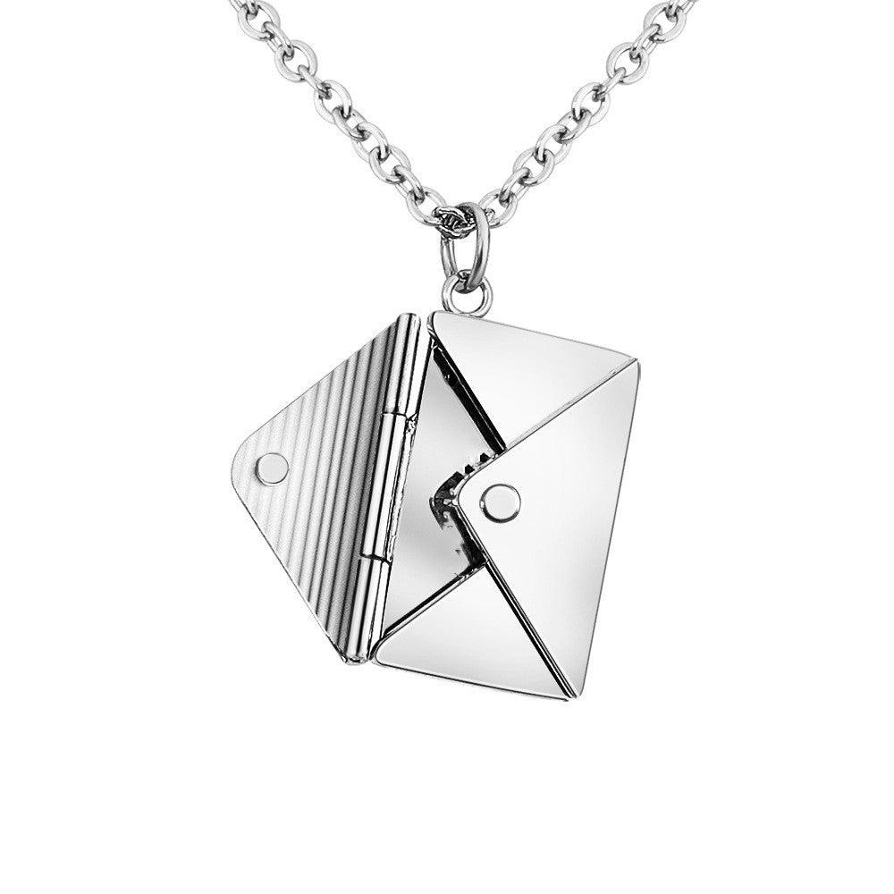 Collier pendentif enveloppe en acier titane – vue 2