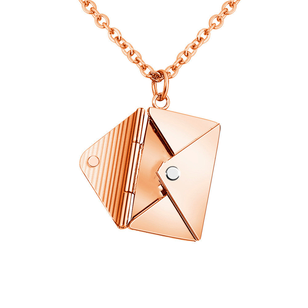 Collier pendentif enveloppe en acier titane – vue 3